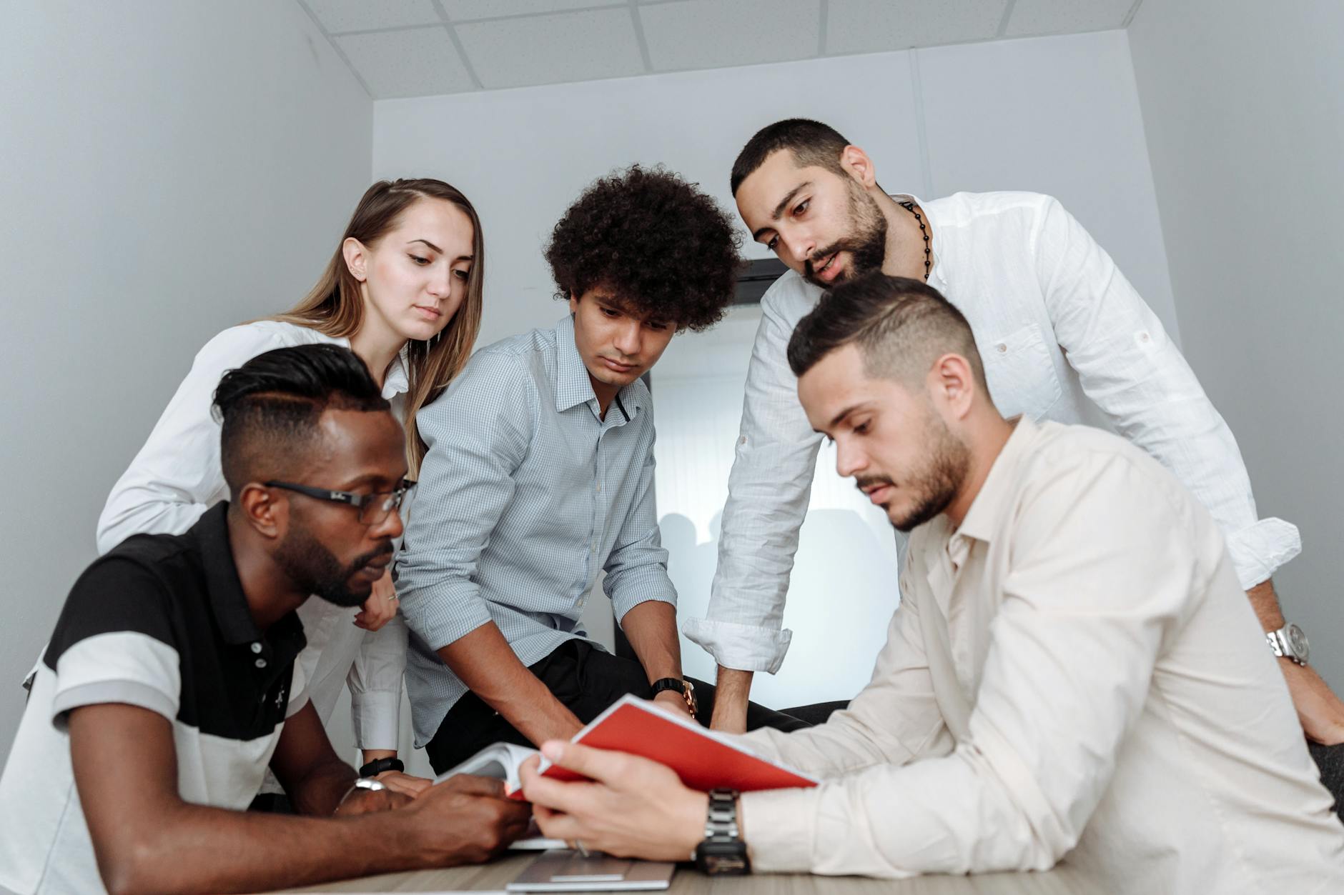Équipe en réunion agile pour la transformation digitale des PME